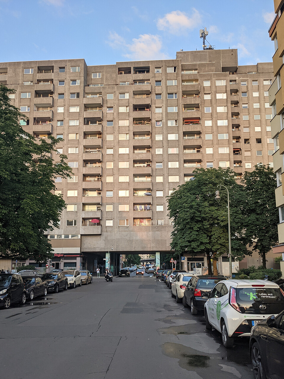 The windows of the social buildings in Wassertorstraße in the evening sun. A motor scooter can be seen below them.